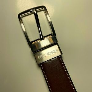 A nice double sided black and brown leather belt!!